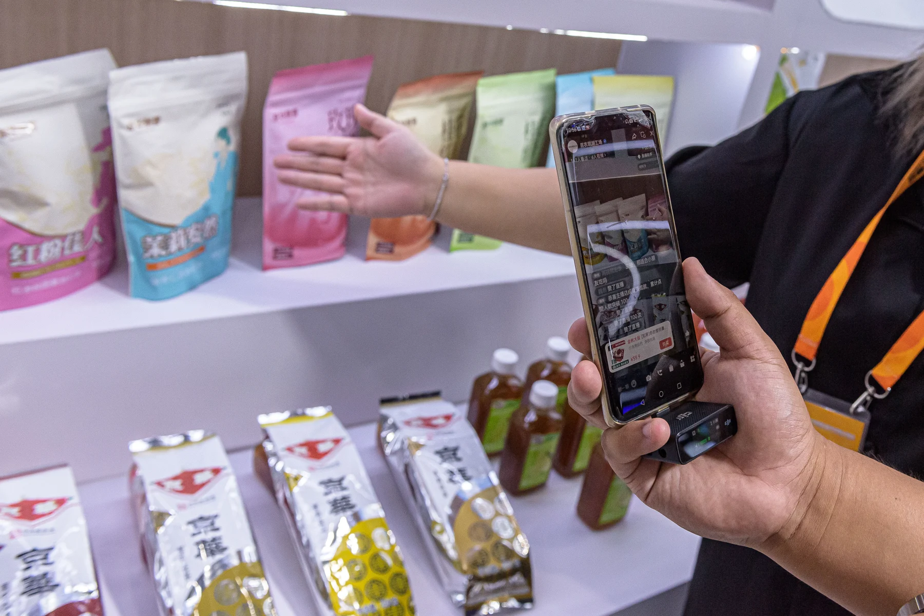 Sunlon staff livestreaming Jinghua tea products at CIFTIS in Beijing in September 2026