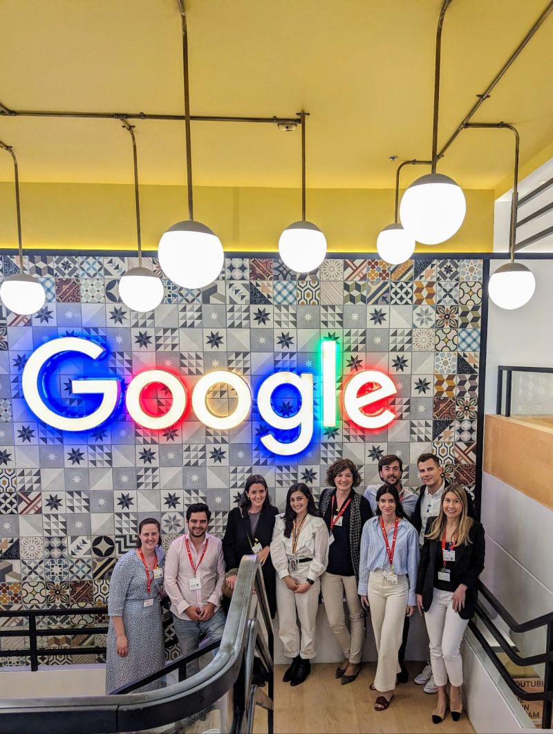 IESE visit participants gathered beneath the illuminated Google sign in Tel Aviv in April 2023.